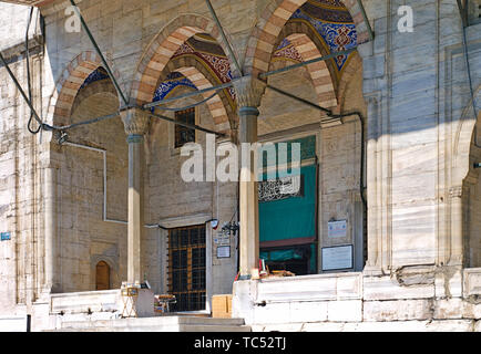 Istanbul, Turchia - 05/24/2010: Eminonu Yeni Cami (nuova moschea) ingresso, Istanbul, Turchia. Foto Stock