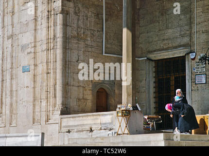 Istanbul, Turchia - 05/24/2010: due musulmani sorridente giovani donne, al di fuori del quartiere Eminonu Yeni Cami Foto Stock