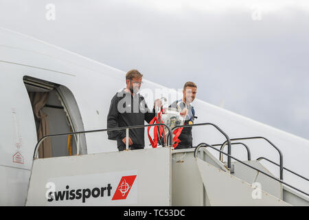 2 giugno 2019 , Liverpool, in Inghilterra; la UEFA Champions League, Liverpool FC Champions League vincitori celebrazioni e bus aperti parade ; Liverpool manager Jurgen Klopp e Giordania Henderson lasciare l'aereo portando la Coppa Europea di credito: Mark Cosgrove/news immagini Foto Stock