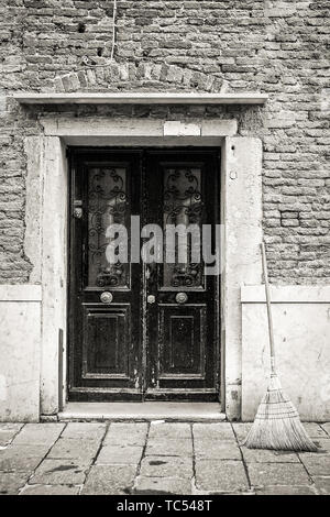 Un backstreet porta e ginestra a Venezia, Italia. Foto Stock