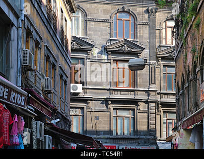 Istanbul, Turchia - 05/24/2010:Street dettaglio cercando residenziale builidngs spiovente con molte finestre. Foto Stock