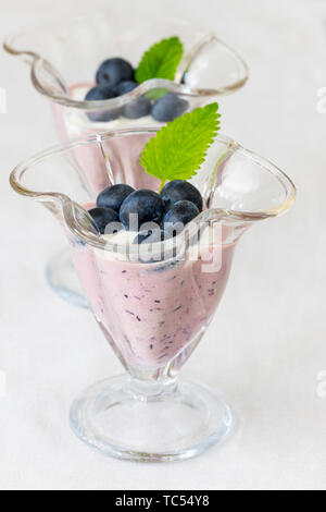 Blue Berry yogurt su bianco Foto Stock