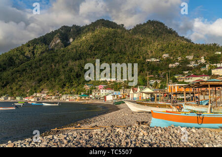 Fischerboote am Strand vom Fischerdorf Scotts Head an der Südwestküste der Insel Dominica, Karibik, Mittelamerika | Barche da pesca a Scotts testa essere Foto Stock