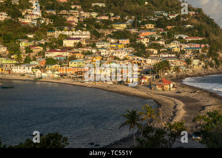 Fischerdorf Scotts testa und der Damm zwischen den Meeren Atlantik und Karibik, Dominica, Karibik, Mittelamerika | Scotts capo villaggio di pesca e la Foto Stock