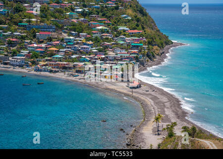 Fischerdorf Scotts testa und der Damm zwischen den Meeren Atlantik und Karibik, Dominica, Karibik, Mittelamerika | Scotts capo villaggio di pesca e la Foto Stock