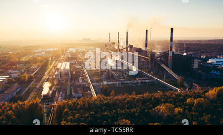 Paesaggio industriale con forte inquinamento prodotto da una grande fabbrica di Foto Stock