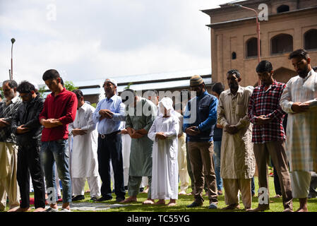 Musulmani del Kashmir adoratori offrendo Eid-ul-Fitr preghiera alla madrassa Jamia Masjid in Srinagar. Eid-ul-Fitr festival segna la fine del Santo mese di digiuno del Ramadan. Foto Stock