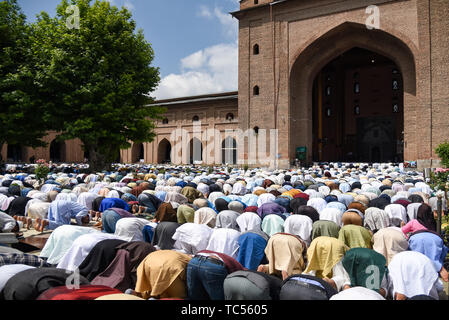 Musulmani del Kashmir adoratori offrendo Eid-ul-Fitr preghiera alla madrassa Jamia Masjid in Srinagar. Eid-ul-Fitr festival segna la fine del Santo mese di digiuno del Ramadan. Foto Stock