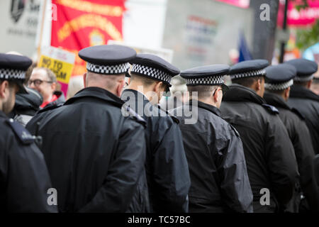 LONDON, Regno Unito - 4 Giugno 2019: gli ufficiali di polizia dalla polizia metropolitana linea di forza durante una protesta politica evento a Londra Foto Stock