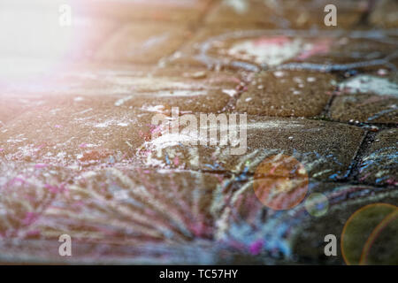 Chalk verniciatura di un linee astratte sul marciapiede. Foto Stock