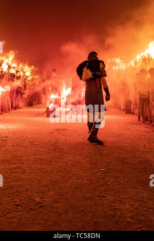 Lerwick, isole Shetland, Scotland, Regno Unito. Il 29 gennaio 2019. Up Helly Aa viking festival fuoco processione che è unica per le Shetland e tiene l'ultimo Foto Stock