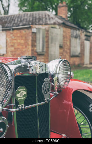 1934 MG auto estremità anteriore a Bicester Heritage Centre, 'Drive giorno' Bicester, Oxfordshire, Inghilterra. Vintage filtro applicato Foto Stock