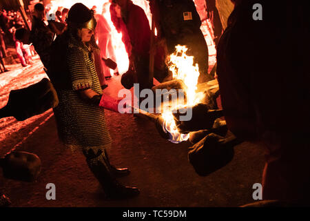 Lerwick, isole Shetland, Scotland, Regno Unito. Il 29 gennaio 2019. Up Helly Aa viking festival fuoco processione che è unica per le Shetland e tiene l'ultimo Foto Stock