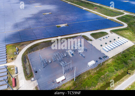 Florida Babcock Ranch, grande stazione di energia fotovoltaica pannello solare parco fattoria, vista aerea dall'alto, Foto Stock