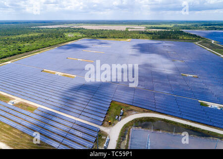 Florida Babcock Ranch, grande stazione di energia fotovoltaica pannello solare parco fattoria, vista aerea dall'alto, Foto Stock