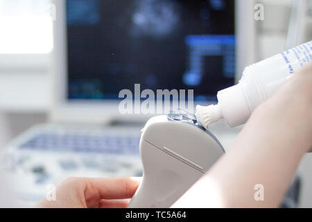 Scanner ad ultrasuoni apparecchiature in ospedale clinico. Diagnostica, ecografia e concetto di salute. Copyspace Foto Stock