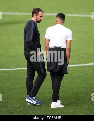 Inghilterra Manager Gareth Southgate (sinistra) e Jesse Lingard (a destra) durante la passeggiata intorno al Estadio D. Afonso Henriques di Guimaraes. Foto Stock