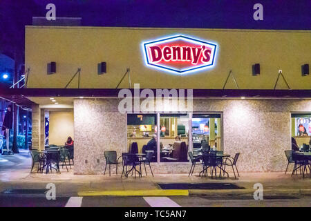 Miami Beach Florida, North Beach, Collins Avenue, Denny's, ristoranti, ristoranti, ristoranti, ristoranti, ristoranti, caffè, esterno, tavolini sul marciapiede, cena serale Foto Stock