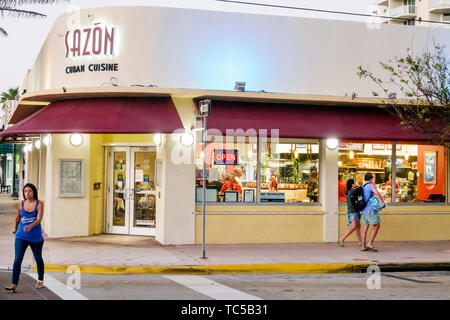 Miami Beach Florida, North Beach, Collins Avenue, cucina cubana Sazon, ristoranti, ristoranti, ristoranti, ristoranti, ristoranti, ristoranti, bar, bistrot, esterno, vista attraverso w Foto Stock