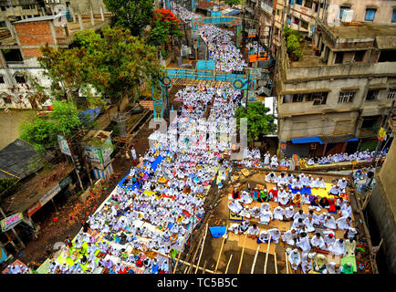 Mussulmani devoti offrire preghiere al loro Dio onnipotente durante l'Eid-ul-Fitr festival presso una moschea nella periferia di Calcutta, in India. Eid-ul- Fitr è una festa musulmana di felicità festeggiato in tutto il mondo segna la fine del mese sacro del Ramadan. Foto Stock