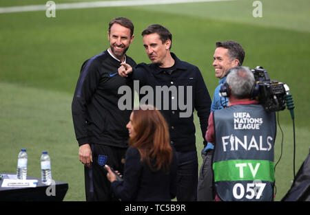 Inghilterra Manager Gareth Southgate (sinistra) e presentatore Gary Neville durante la passeggiata intorno al Estadio D. Afonso Henriques di Guimaraes. Foto Stock