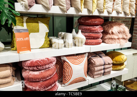 Miami Florida,Midtown,The Shops at Midtown Miami,shopping shopper shopper shopper shop negozi mercati di mercato di vendita di acquisto, negozi al dettaglio bu Foto Stock