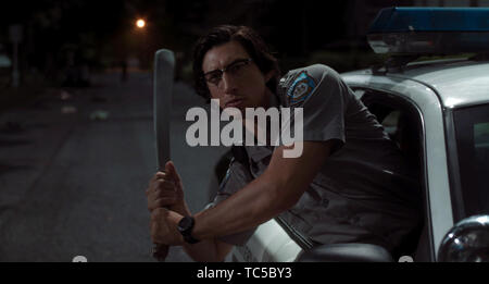 I morti non muoiono è un 2019 American zombie commedia film scritto e diretto da Jim Jarmusch. Esso dispone di un cast ensemble comprese Adam Driver, Bill Murray, Selena Gomez, Chloë Sevigny Steve Buscemi, Austin Butler, RZA, Tilda Swinton, Tom Waits, Danny Glover, Caleb Landry Jones, Rosie Perez, e Carol Kane. Questa fotografia è per il solo uso editoriale ed è il copyright del film company e/o il fotografo assegnato dal film o società di produzione e può essere riprodotto solo da pubblicazioni in congiunzione con la promozione del film di cui sopra. Un credito per il film company Foto Stock