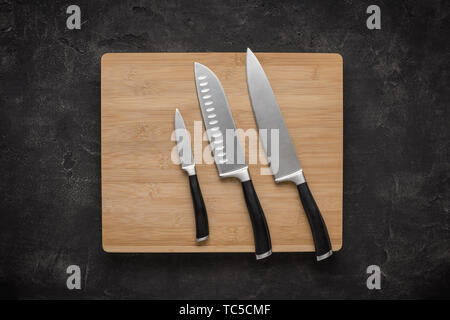 Coltelli da cucina impostato su legno tagliere Foto Stock