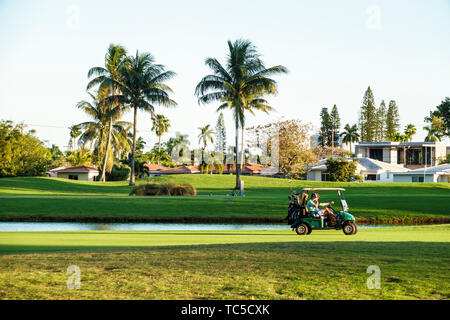 Miami Beach Florida, campo da golf pubblico Normandy Shores, uomo maschile, golfista, carrello elettrico, palme, FL190331005 Foto Stock