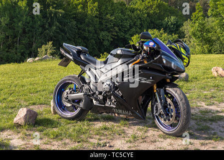 REBOSZEWO, Polonia - 2 Giugno 2019: Yamaha YZF-R1 moto parcheggiate nella campagna per esterni Foto Stock