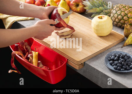 Preparazione miscelata fresca insalata di frutta. Mangiare sano concetto. Foto Stock