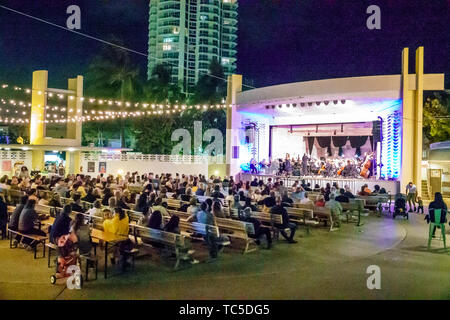 Miami Beach Florida, North Beach Bandshell, Beethoven on the Beach concerto di musica classica gratuita, orchestra della comunità, cantante d'opera, donna femminile, bavaglio Foto Stock