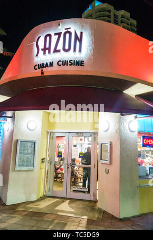 Miami Beach Florida,North Beach,Collins Avenue,Sazon cucina cubana cibo,ristorante ristoranti cibo mangiare fuori cafe cafe bistrot,notte,fronte en Foto Stock