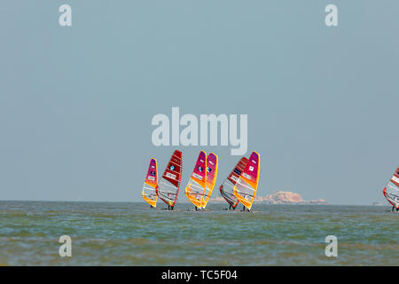 29 novembre 2018, Zhuhai, Guangdong. Il 2018 Asian Campionati di Vela & Asian aquilone bordo campionati è entrato nella sua quinta giornata. Nonostante le pessime condizioni atmosferiche, l'evento era ancora in pieno svolgimento, con atleti sfidando il freddo vento per la lotta contro il vento e le onde nelle acque dell'incenso della baia di stufa a Zhuhai per buoni risultati. Foto Stock