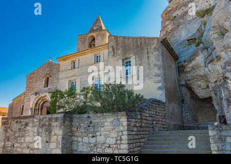 Vista a Eglise Saint Vincent des Baux in Les Baux-de-Provence, Francia Foto Stock