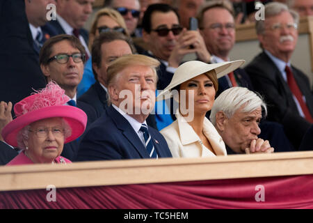 I leader del mondo tra cui la Regina Elisabetta II e il presidente Donald Trump dal Regno Unito, negli Stati Uniti e in Europa guarda il D-Day 75 evento nazionale a Portsmouth, Regno Unito. Foto Stock