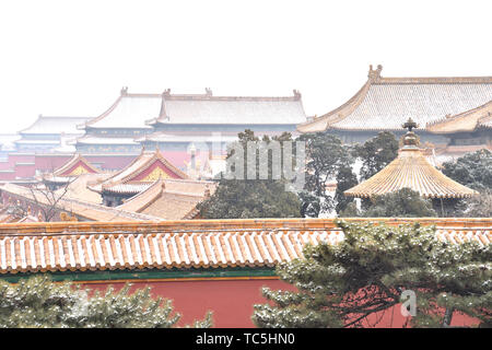 Dopo la neve la Città Proibita, dopo una neve a Pechino la Città Proibita è diventato bianco e i tetti, ringhiere, torri angolari e le mura della città ha dimostrato la stabilità dell'atmosfera attraverso il vento e il gelo. Foto Stock