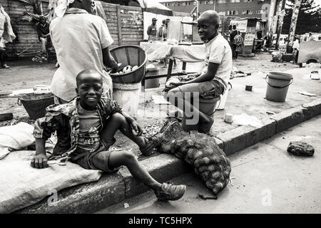 Africa, Zimbabwe Harare, città, trasporto, mercati e supermercati, sculture, palazzi, edifici, strade, strade, frutta e verdura, persone, vita, architettura, capitale Foto Stock