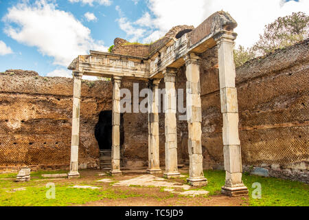 Villa Adriana rovine romane colonne - Roma Tivoli - Italia Foto Stock