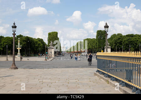 Vista del Champs Elysees in direzione dell'Arco Trionfale. Foto scattata da Place de la Concorde Foto Stock