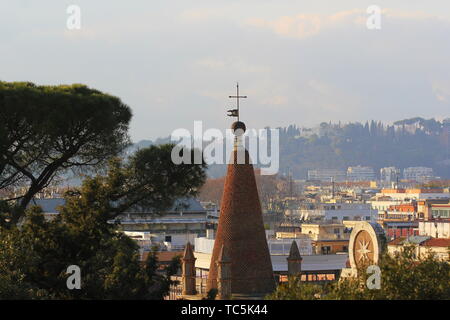 La città di Roma, Italia, una vista con la torre con orologio della Basilica di Santa Maria del Popolo Foto Stock