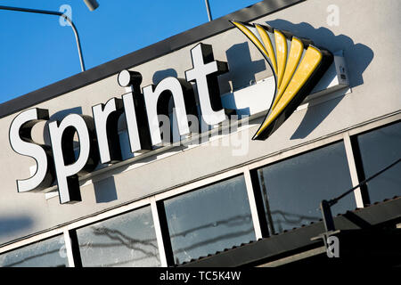 Un logo segno esterno di una Sprint Corporation store nelle acque che rientrano, West Virginia il 4 giugno 2019. Foto Stock