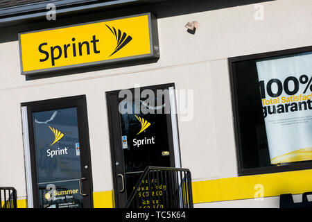 Un logo segno esterno di una Sprint Corporation store in Martinsburg, West Virginia il 4 giugno 2019. Foto Stock