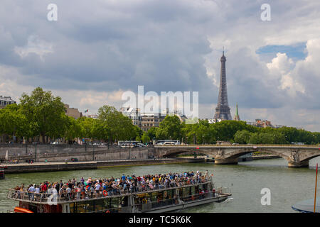 Parigi, Francia - 25 Maggio 2019: Vista della Torre Eiffel. Crociera sul Fiume Senna a Parigi. Luminose e cielo molto nuvoloso Foto Stock