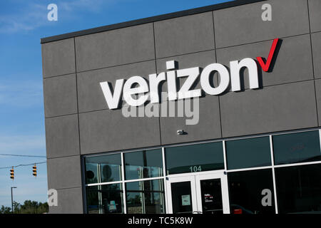 Un logo segno esterno di una Verizon Wireless store in Martinsburg, West Virginia il 4 giugno 2019. Foto Stock