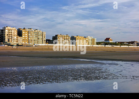 Case vacanza e appartamenti a Koksijde / Coxyde, località balneare lungo la costa del Mare del Nord, Fiandre Occidentali, Belgio Foto Stock