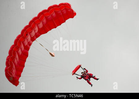 Il veterano Harry leggere, 95, completando il suo paracadute tandem salto con i diavoli rossi durante il paracadute commemorativa discesa su Sannerville, Francia, durante le commemorazioni per il settantacinquesimo anniversario dello sbarco in Normandia. Foto Stock