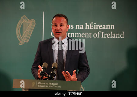 Taoiseach Leo Varadkar parla durante una pressa confernce a seguito di una riunione bilaterale tenutasi presso l'aeroporto di Shannon, con il presidente statunitense Donald Trump il primo giorno della sua visita nella Repubblica di Irlanda. Foto Stock