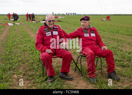 Il veterano Harry leggere, 95, (sinistra) e Jock Hutton, 94, dopo aver completato la loro paracadute tandem salto con i diavoli rossi durante il paracadute commemorativa discesa su Sannerville, Francia, durante le commemorazioni per il settantacinquesimo anniversario dello sbarco in Normandia. Foto Stock