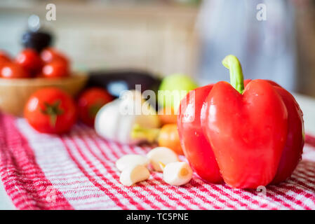 Fresche verdure di stagione sul tavolo da cucina pronti per la cottura Foto Stock